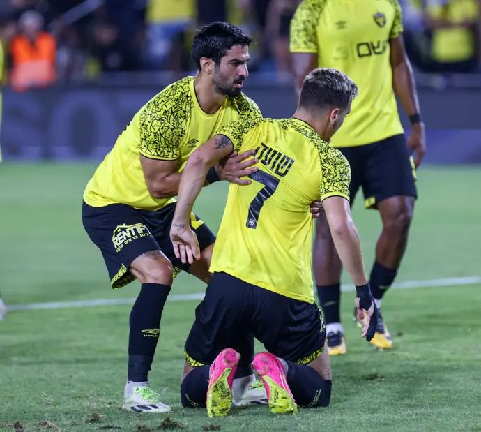 אופיר קריאף מנחם את ירדן שועה אחרי החמצת פנדל, בית"ר ירושלים