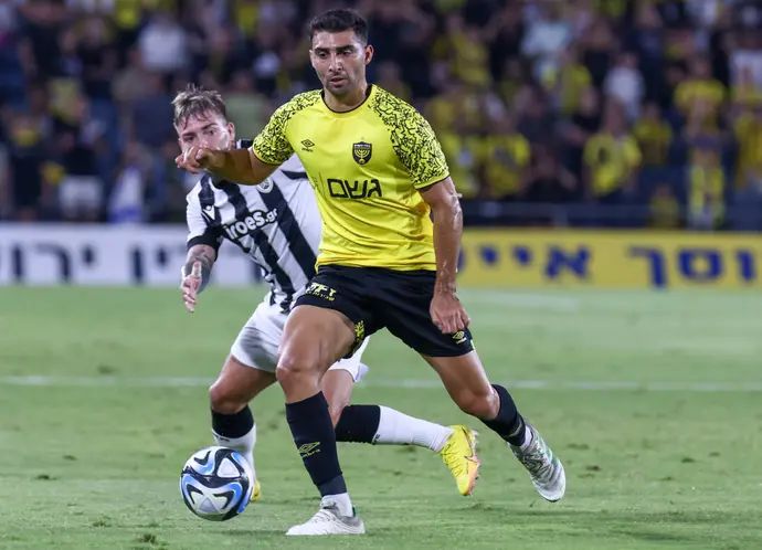 שחקן בית"ר ירושלים, דן עזריה, מול שחקן פאוק סלוניקי, ברנדון