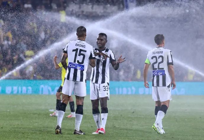 עלי סמאטה, שחקן פאוק סלוניקי, כשברקע הממטרות באצטדיון טדי