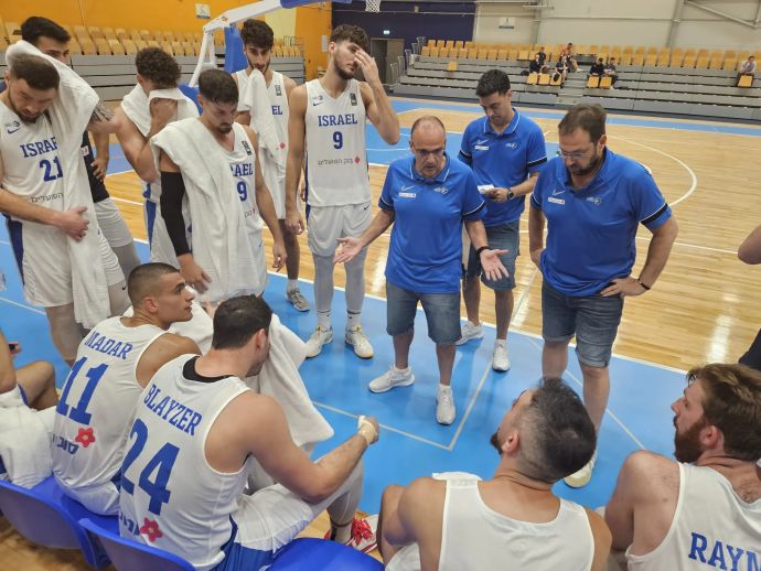 אריאל בית הלחמי עם שחקני נבחרת ישראל