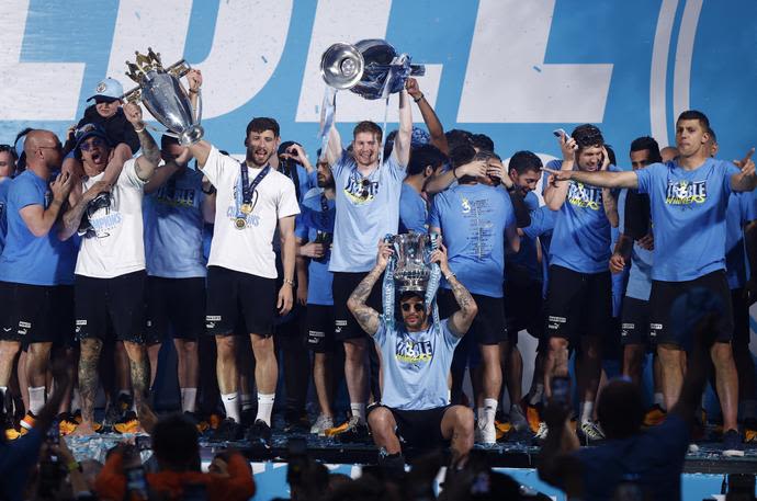 שחקני מנצ'סטר סיטי חוגגים טרבל