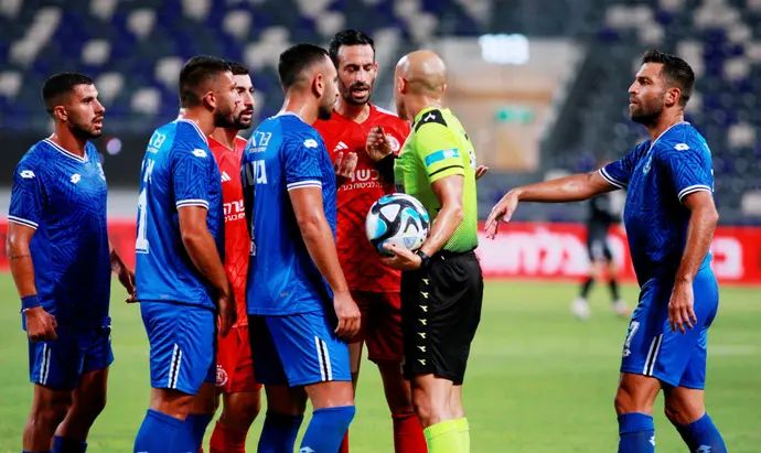 השופט נאאל עודה ליד שחקן הפועל תל אביב, דן איינבינדר