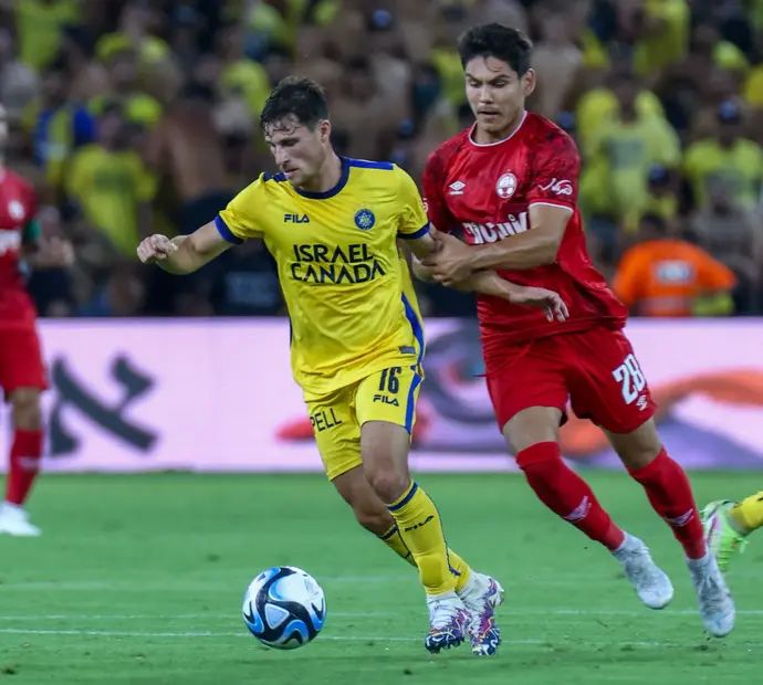 שחקן מכבי תל אביב, גבי קניקובסקי מול שחקן הפועל באר שבע אנטוניו ספר