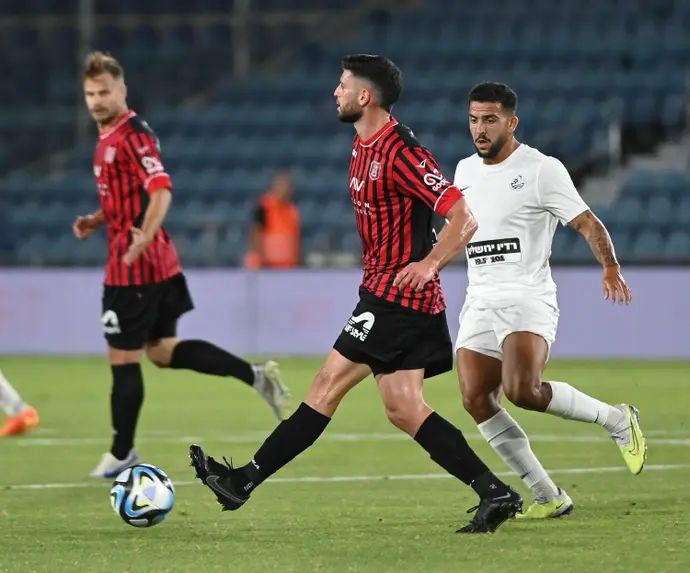 שחקן מ.ס. אשדוד שלו הרוש ליד שחקן הפועל ירושלים תומר אלטמן