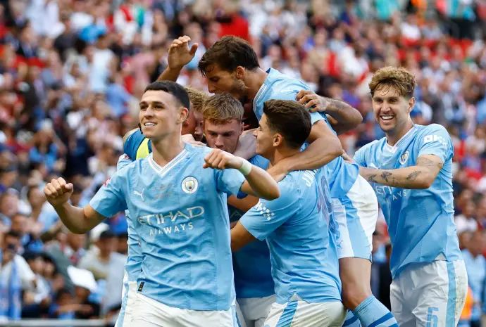 שחקני מנצ'סטר סיטי חוגגים עם קול פאלמר