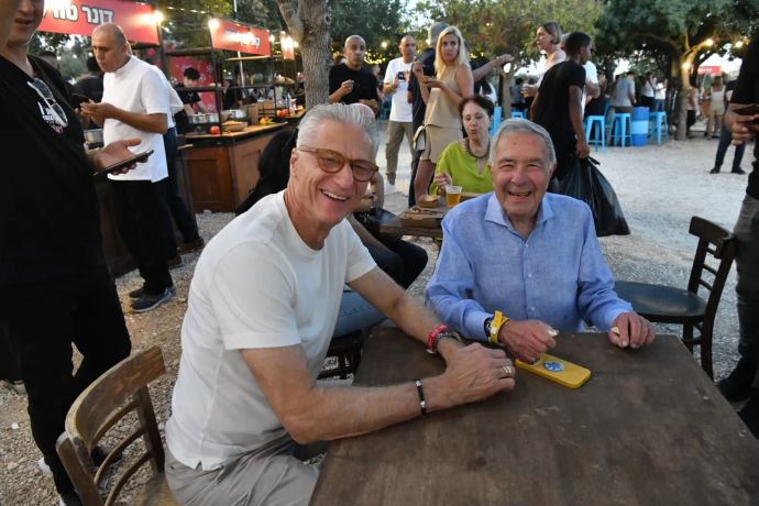 שמעון מזרחי עם מיקי ברקוביץ', טקס הכתרת 75 הספורטאים האהובים של ישראל