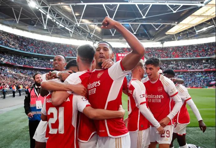 וויליאם סאליבה ושחקני ארסנל חוגגים