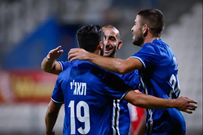 דור חוגי והשחקן בסיל חורי חוגגים עם סאהר תאג'י את השער של בני סכנין