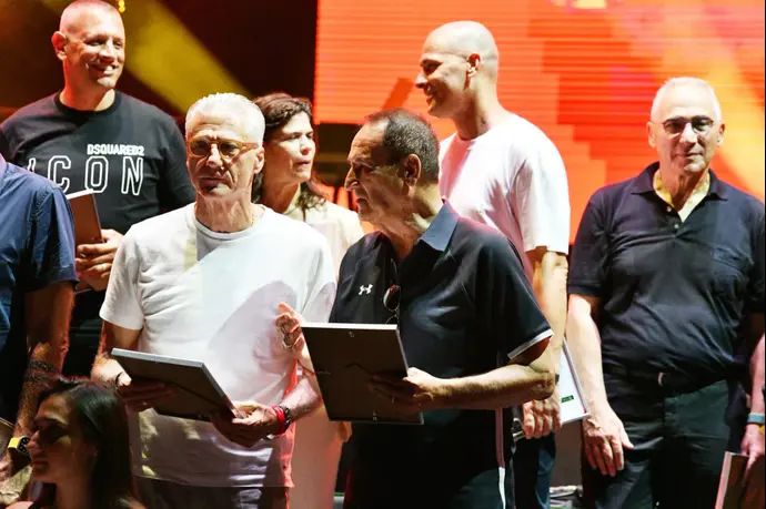 טל ברודי עם מיקי ברקוביץ', מאחוריהם גיורא שפיגל, אבי נמני, יעל ארד, עידן מימון. טקס הכתרת 75 הספורטאים האהובים של ישראל