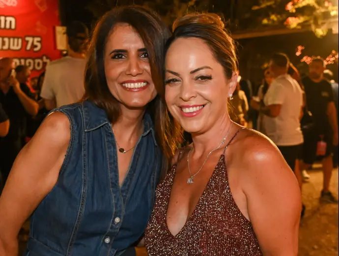 הילה קניסטר בר דוד יו"ר מנהלת הנשים בכדורסל עם אלונה ברקת בעלים הפועל באר שבע, טקס הכתרת 75 הספורטאים האהובים של ישראל