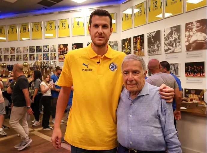 גיא פניני מכבי תל אביב עם שמעון מזרחי