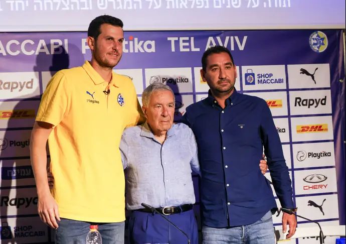 גיא פניני במעמד הפרישה, לצד יו"ר מכבי תל אביב שמעון מזרחי ומנהל הקבוצה עמי ביטון
