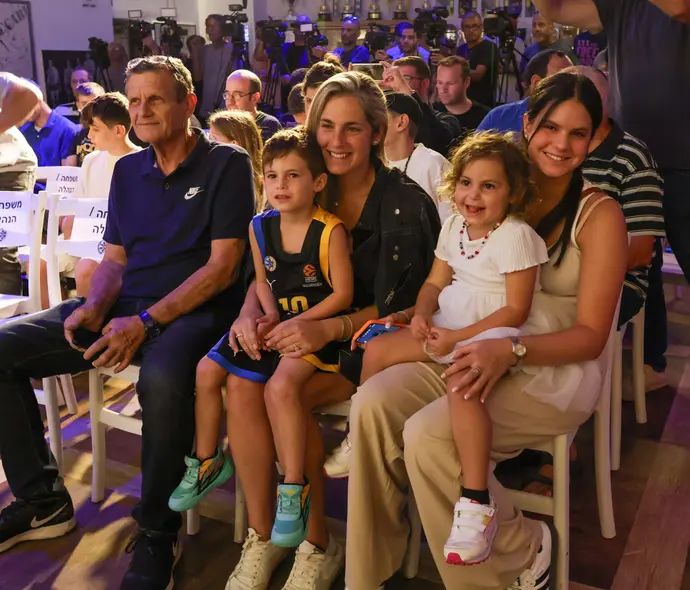 משפחתו של גיא פניני, שחקן מכבי תל אביב, במסיבת העיתונאים בה פרש