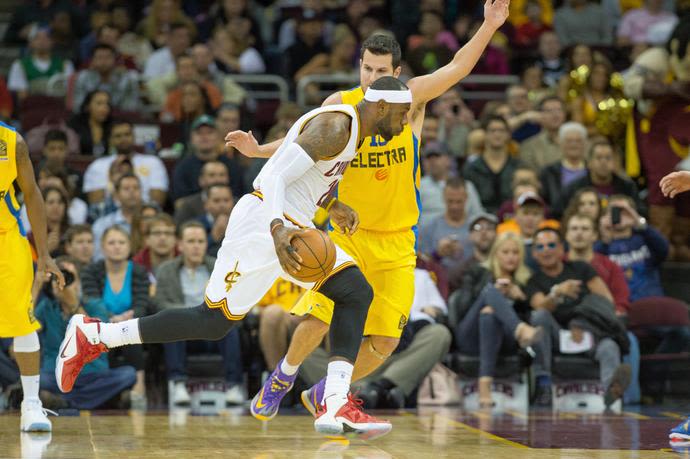 שחקן קליבלנד קאבלירס לברון ג'יימס מול שחקן מכבי תל אביב גיא פניני