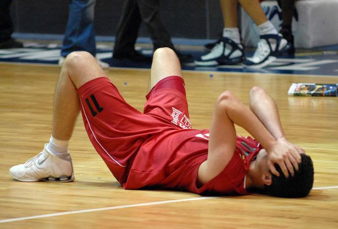 גיא פניני  הפועל ירושלים שוכב מאוכזב על הפרקט