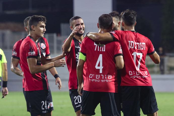 שחקני הפועל חיפה חוגגים