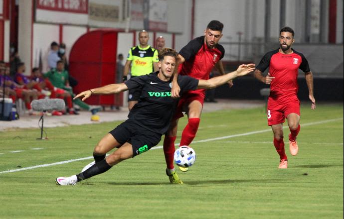 שחקן מכבי חיפה רמי גרשון עם שחקן בני סכנין אוסמה חלאיילה
