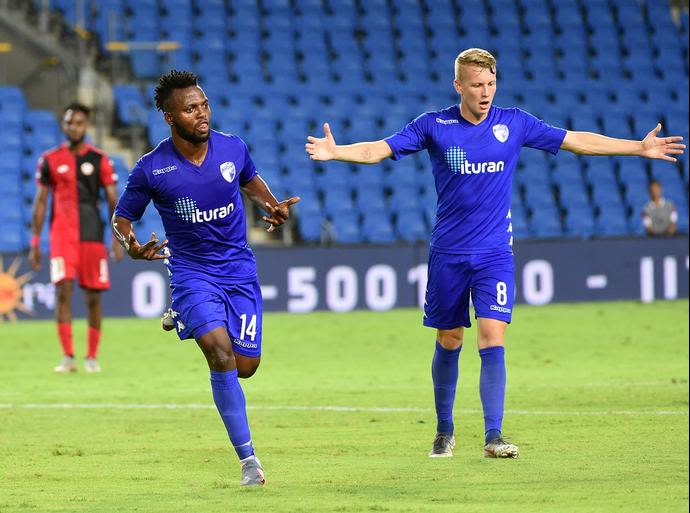 ג'יימס שחקן עירוני קרית שמונה עם סמואל בראון