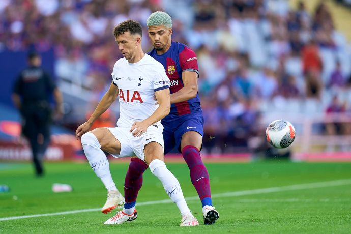 שחקן טוטנהאם איבן פרישיץ' מול שחקן ברצלונה רונאלד אראוחו