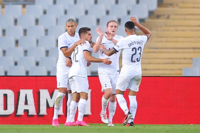 מנור סולומון חוגג עם שחקני טוטנהאם