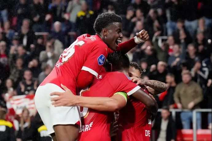 שחקני פ.ס.וו חוגגים