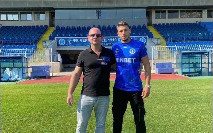 נאור אבליאב שחקן צ'רנומורץ בורגס עם סוכנו עוה