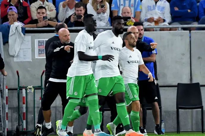 שחקני מכבי חיפה חוגגים: דיא סבע, פרנזי פיירו, עבדולאי סק