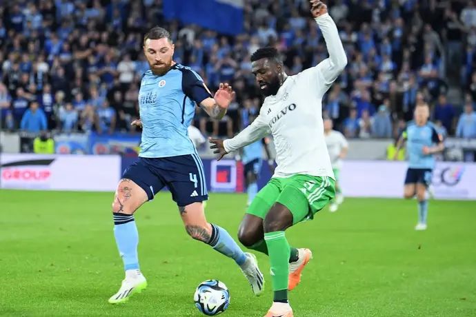 פרנזי פיירו שחקן מכבי חיפה מול גוראם קאשיה שחקן סלובן ברטיסלבה