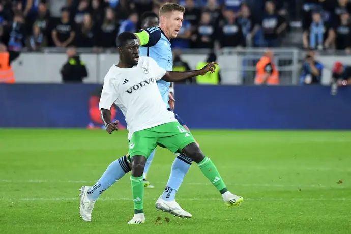 שחקן מכבי חיפה עלי מוחמד, מול שחקן סלובן ברטיסלבה, יוראי קוצקה