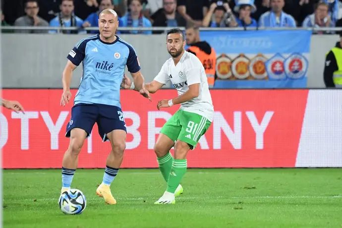 שחקן מכבי חיפה דיא סבע, מול שחקן סלובן ברטיסלבה, ג'אבה קנקאבה