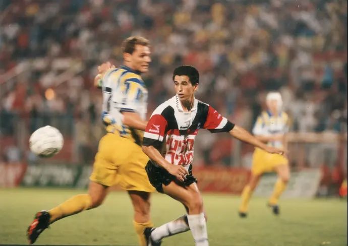 גל הרשליקוביץ שחקן הפועל תל אביב מול אלי דריקס ממכבי תל אביב