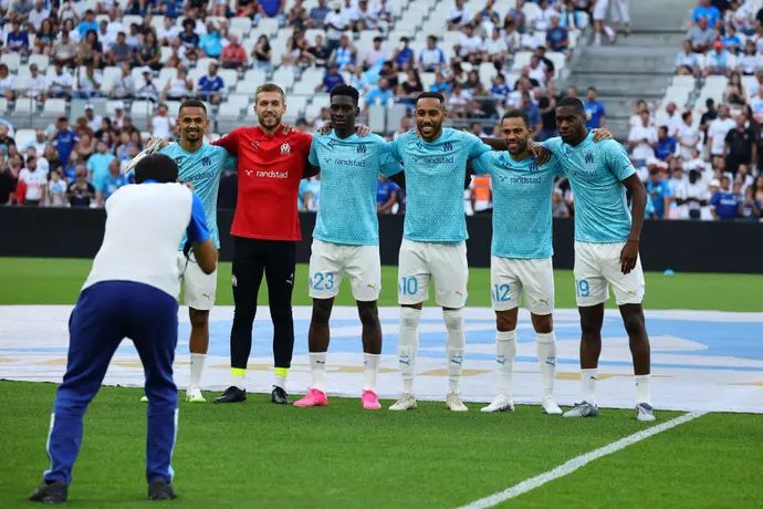 השחקנים החדשים של מארסיי: ז'ופרה קונדוגביה (מימין), רנאן לודי, פייר אמריק אובמיאנג, איסמעילה סר, רובן בלאנקו, אילימן אנדיאיי