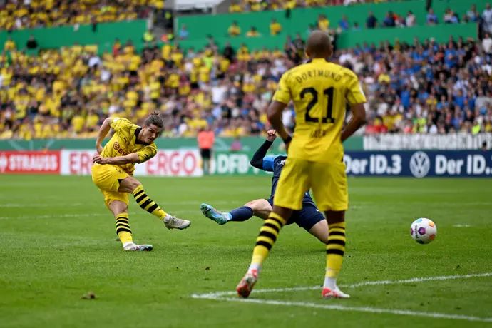 מרסל זאביצר שחקן בורוסיה דורטמונד כובש שער בכורה