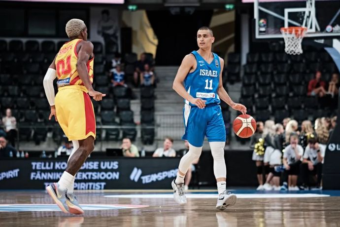 שחקן נבחרת ישראל ים מדר מול שחקן צפון מקדוניה טי ג'יי שורטס