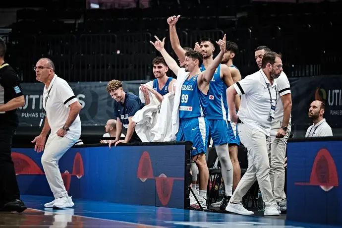 מאמן נבחרת ישראל אריאל בית הלחמי, לצד שחקני הספסל