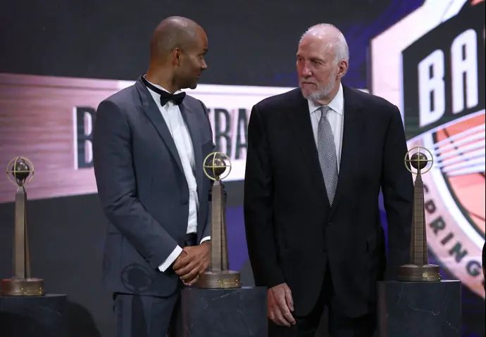 גרג פופוביץ' לצד טוני פארקר