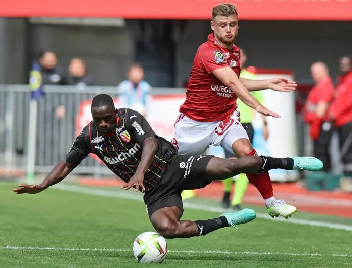 שחקן ברסט הוגו מאנייטי מול שחקן לאנס דייבר מצ'אדו