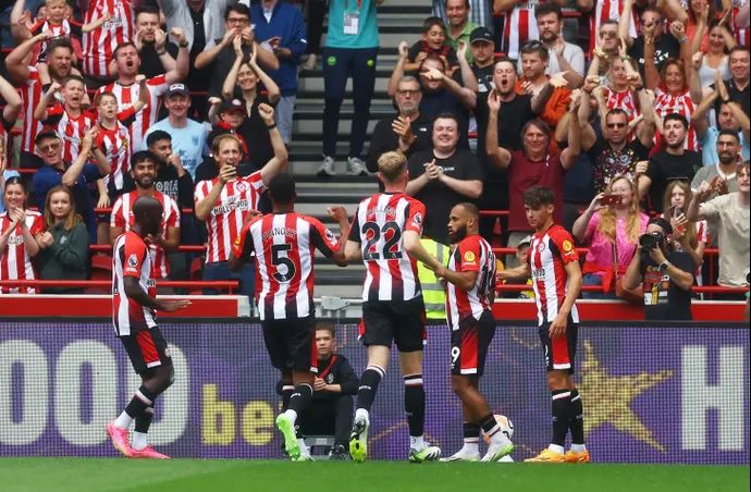 שחקני ברנטפורד חוגגים