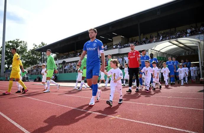 דורון ברוק קפטן מכבי ברלין מוביל את קבוצתו למשחק הגביע מול וולפסבורג