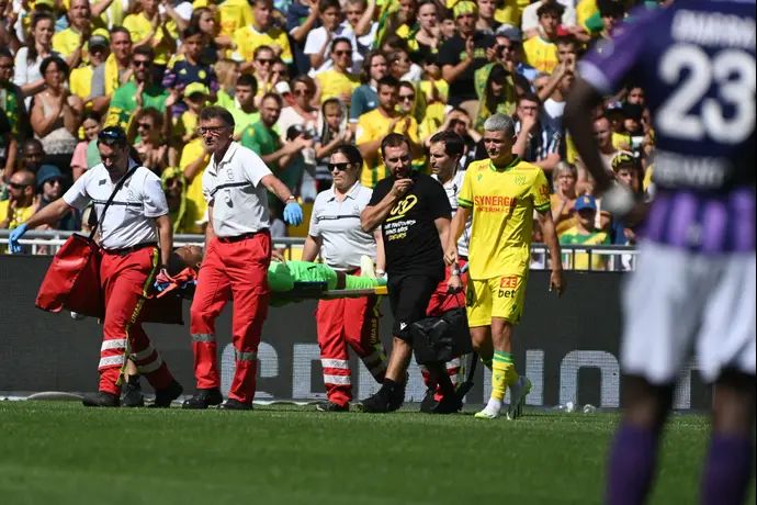 אלבן לאפון שוער נאנט מפונה על אלונקה