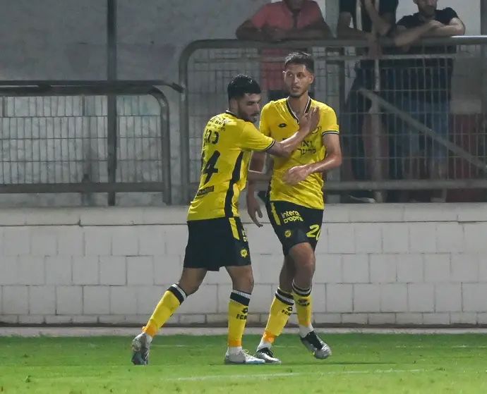 שחקן מכבי נתניה אחמד סלמן חוגג עם בר כהן