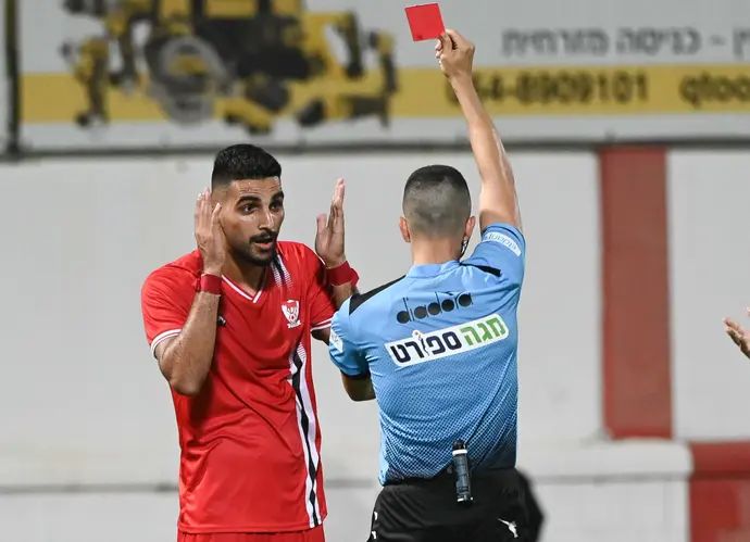 חסן חילו שחקן בני סכנין סופג כרטיס אדום