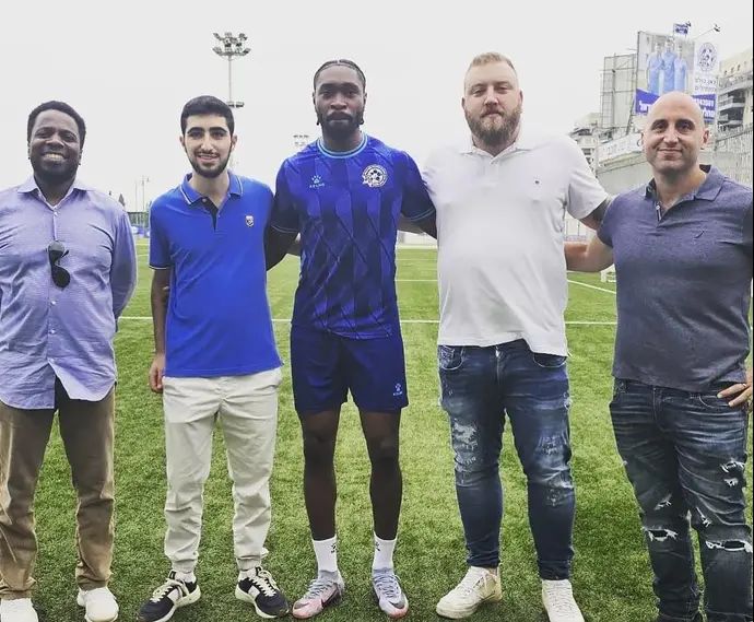 שחקן מכבי פתח תקוה ג'ארד קאסה עם סוכניו שיר גד-אל ודניאל פלקסה