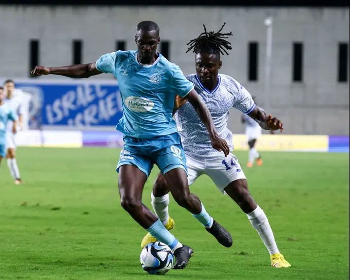 מואיז אדילהו מכבי פתח תקוה לצד פורצ'ן באסי הפועל פתח תקוה