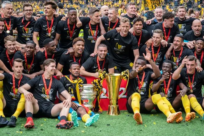 שחקני יאנג בויז ברן חוגגים זכייה בדאבל