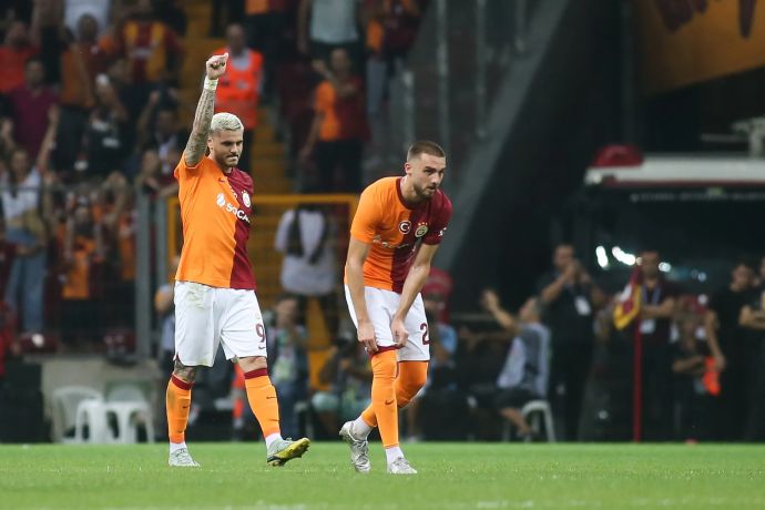 מאורו איקרדי שחקן גלאטסראיי (משמאל) חוגג שער