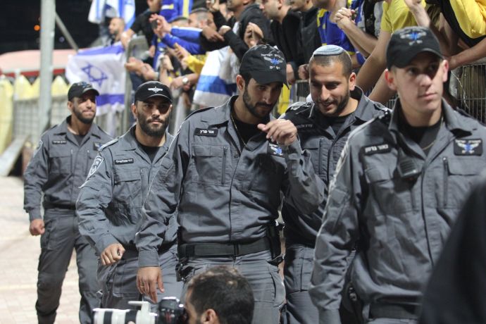 שוטרים במשחק כדורגל