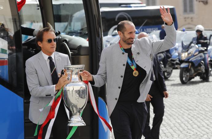 שחקן נבחרת איטליה ג'ורג'ו קייליני, עם המאמן רוברטו מאנצ'יני