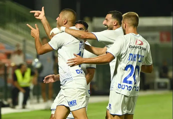 שחקני מכבי קביליו יפו חוגגים עם גיל יצחק