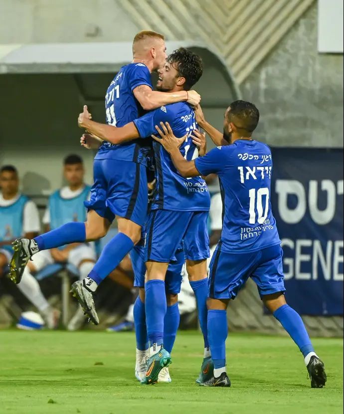 שחקני מ.ס. כפר קאסם חוגגים עם לירן ריגן (במרכז)